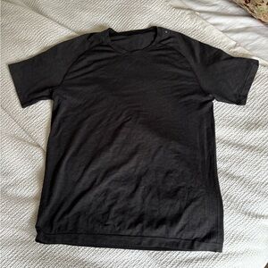 lululemon athletica Men’s Charcoal Short Sleeve Workout Tee - Large